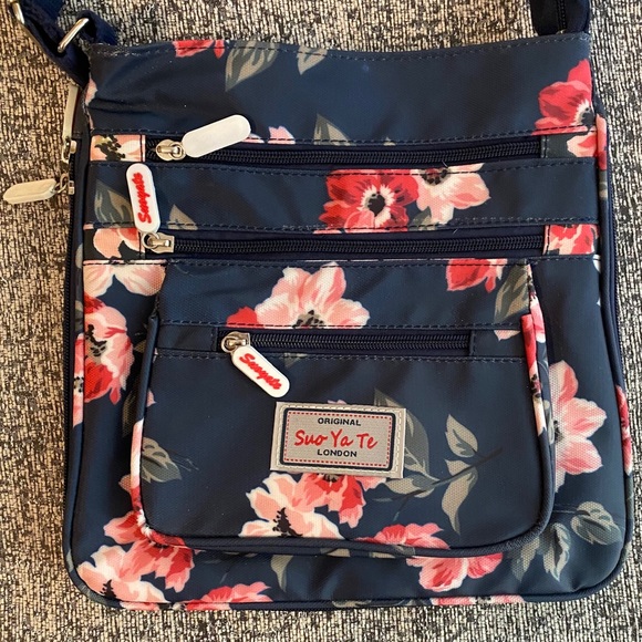 Suo Ya Te Crossbody Bag - Picture 2 of 5